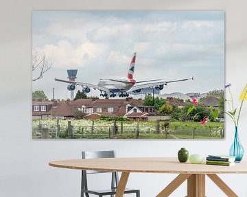 Een British Airways A380 landt op London Heathrow. van Jaap van den Berg