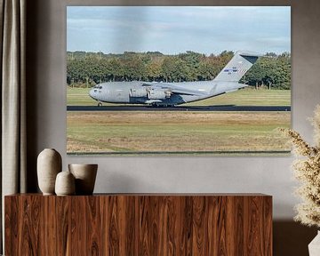 Boeing C-17 Globemaster III vertrekt vanaf Eindhoven.