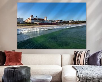 Surfen op het strand van Binz met zicht op de strandboulevard van GH Foto & Artdesign