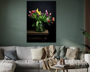 Stilleben mit einem Strauß Tulpen in fröhlichen Farben
