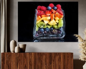 Fruchtsalat in einem Glasbehälter von Winne Köhn