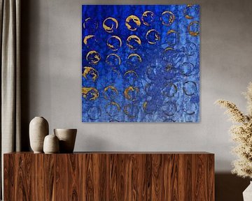 Goldene Monde auf Blau. Organische Formen abstrakte Malerei. von Dina Dankers