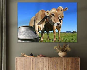 Symbolisch beeld: Koeien in de wei, op de voorgrond een melkbus van Udo Herrmann