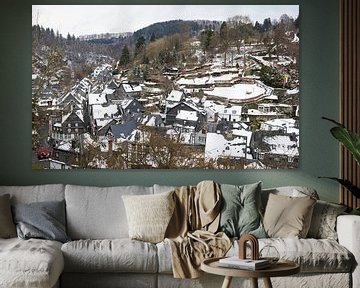 Winter im historischen Dorf Monschau in der deutschen Eifel von Peter Haastrecht, van