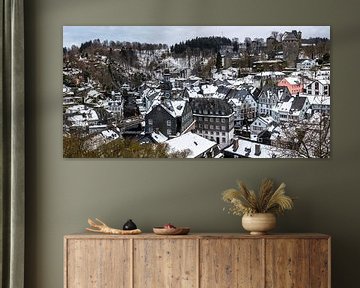 L'hiver dans le village historique de Monschau dans l'Eifel allemand sur Peter Haastrecht, van