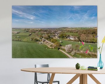 Panorama par drone d'Eys pendant la période de floraison