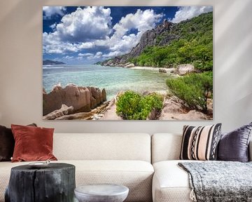 Landschap met strand en zee op de Seychellen. van Voss Fine Art Fotografie