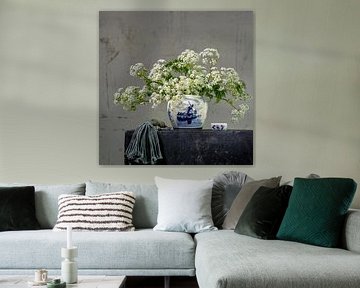 Stilleven met bloemen. Stoer Hollands met Delfts blauw. Nieuw Landelijk. Bloesem. van Alie Ekkelenkamp