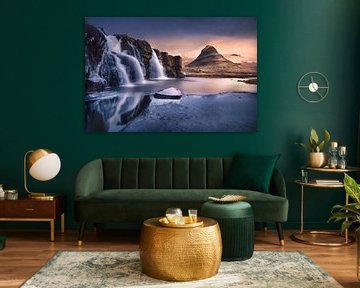 Island Landschaft mit Berg Kirkjufell und Wasserfällen. von Voss Fine Art Fotografie