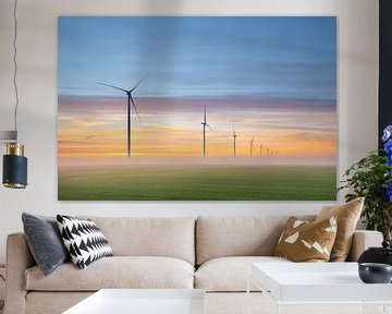Un paysage typiquement hollandais, des moulins à vent dans la brume.