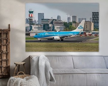 KLM Boeing 737 met de skyline van Rotterdam. van Jaap van den Berg