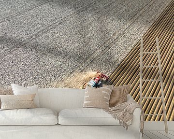 Traktor beim Pflanzen von Pflanzkartoffeln auf einem Feld im Frühling