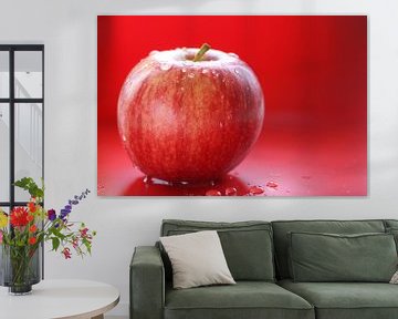 Roter Apfel auf rotem Hintergrund von True Nature Art