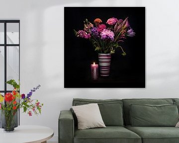 Nature morte d'un bouquet de fleurs avec bougie sur fond noir sur Chihong