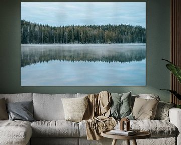 Hutten aan de rand van een mistig meer in Zweden van Joep van de Zandt