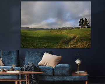 Colline du Limbourg avec des nuages sombres