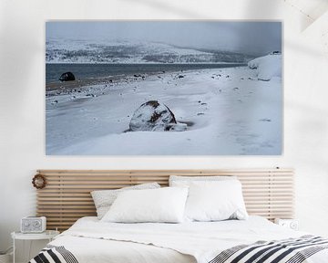 Besneeuwd strand bij de Barentszzee van Timo Bergenhenegouwen