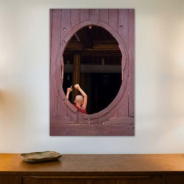 Junger Mönch im ovalen Fenster von Carolien van den Brink