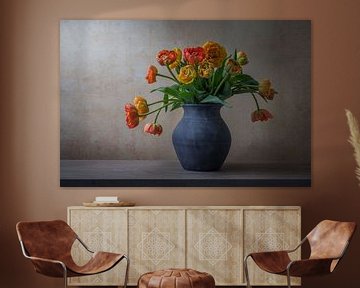 Stilleben mit Pfingstrosen und Tulpen in einer irdenen Vase von John van de Gazelle