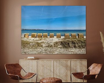 Nombreuses chaises de plage sur les plages de la mer Baltique dans le nord de l'Allemagne par temps 