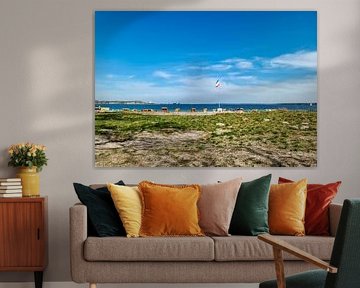 Nombreuses chaises de plage sur les plages de la mer Baltique dans le nord de l'Allemagne par temps