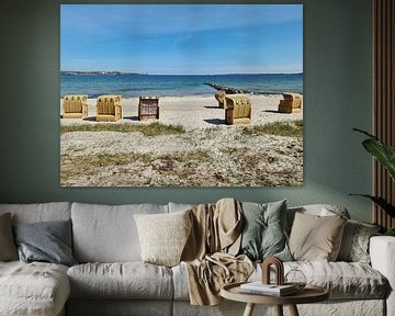 Nombreuses chaises de plage sur les plages de la mer Baltique dans le nord de l'Allemagne par temps 