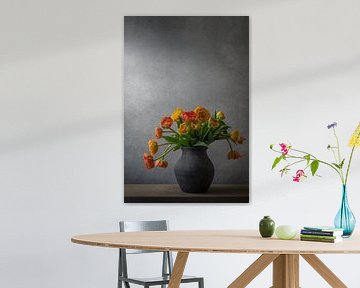 Stilleben mit Pfingstrosen und Tulpen in einer irdenen Vase von John van de Gazelle
