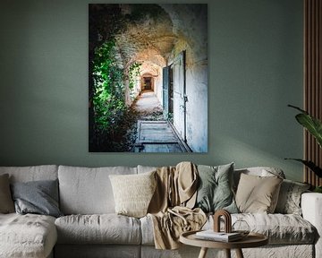Corridor dans un monastère abandonné. sur Roman Robroek - Photos de bâtiments abandonnés