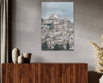 Blick auf ein schönes Bergdorf in Italien