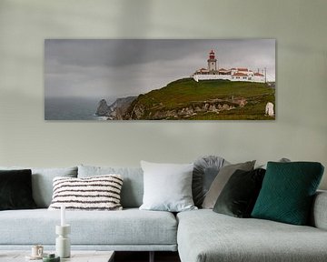 Vuurtoren aan de kust van de Atlantische Oceaan in Portugal van Jonas Weinitschke