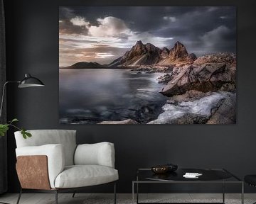 Landschap met bergen aan de kust van IJsland. van Voss Fine Art Fotografie