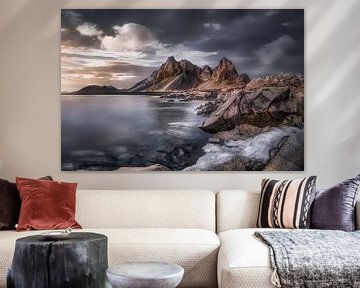 Landschap met bergen aan de kust van IJsland. van Voss Fine Art Fotografie