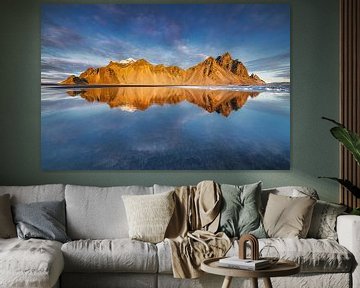 Landschap met strand en bergen bij Stocksness op IJsland. van Voss Fine Art Fotografie