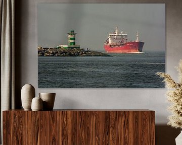 Zeeschip op zee vaart bij de pier van IJmuiden. van scheepskijkerhavenfotografie