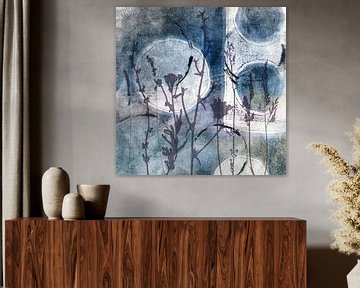 Bloemen en grassen op abstract schilderij in blauw en wit van Dina Dankers