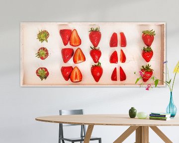 In Scheiben geschnittene Erdbeeren in einem weißen Behälter von Wim Stolwerk