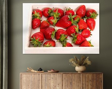 Aardbeien in wit kratje van Wim Stolwerk