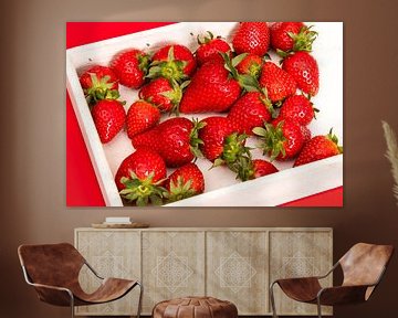 Anzahl der roten Erdbeeren in einer weißen Kiste von Wim Stolwerk