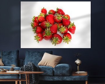 Anzahl von Erdbeeren auf weißem Hintergrund. von Wim Stolwerk