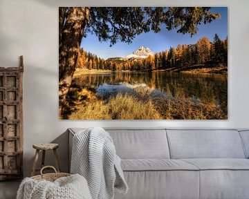 Sonniger Herbsttag am See in den Dolomiten. von Voss Fine Art Fotografie