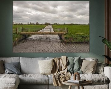 Paysage de polder néerlandais avec petit pont et moulin