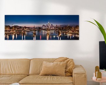 De skyline van Frankfurt in de avond. van Voss fotografie