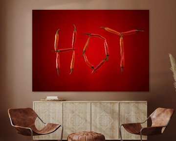 Het woord Hot geschreven met chili pepers tegen rode gradiënt bac van Andreas Berheide Photography