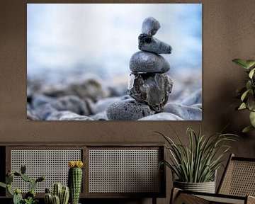 tas de pierres avec une mer bleue sur Karijn | Fine art Natuur en Reis Fotografie