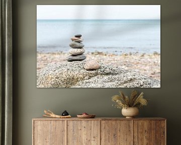 zand en stenen gestapeld aan de blauw groene zee van Denemarken van Karijn | Fine art Natuur en Reis Fotografie