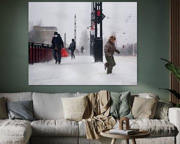 Mensen op de brug in sneeuwstorm van Marcella van Tol