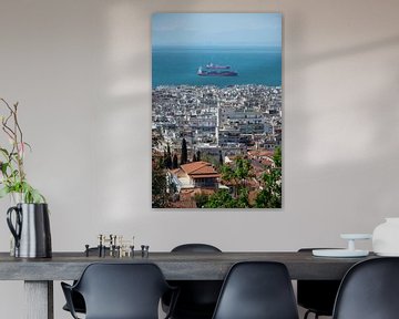 Zwevende schepen boven Thessaloniki van Miss Dee Photography