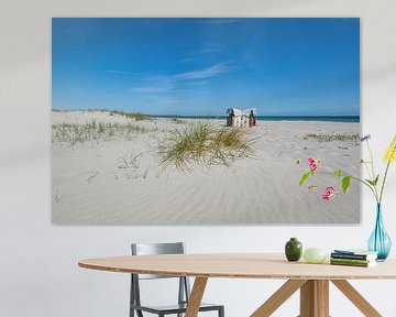 zwei weiß-braune Strandkörbe am Strand in Prerow von GH Foto & Artdesign