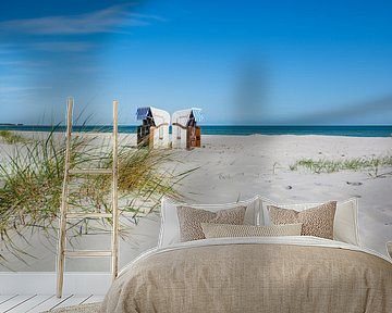 zwei weiß-braune Strandkörbe am Strand in Prerow