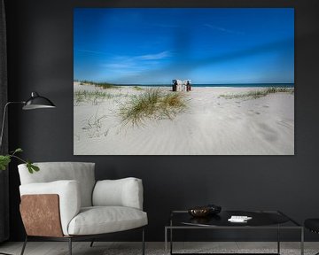 zwei weiß-braune Strandkörbe am Strand in Prerow von GH Foto & Artdesign